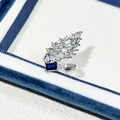 Nahaufnahme eines eleganten Silberflügelrings mit blauem und klarem Zirkonia. - Flügelform (Nr. 8) / Silber