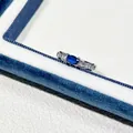Makroaufnahme eines silbernen Rings mit ovalem blauen Zirkon und Kristallen - T-Quadrat Akzent (Nr. 9) / Silber