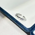 Detailansicht eines silbernen offenen Rings mit blauen Zirkoniasteinen und Stern - Kreuzstern (Nr. 10) / Silber
