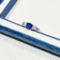Nahaufnahme eines eleganten verstellbaren Rings mit blauen und weißen Zirkonia-Steinen - Kissen Quadrat (Nr. 11) / Silber