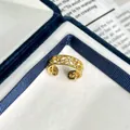 Detailansicht eines vintage goldenen Rings mit filigranem Hohlmuster und Zirkonia-Steinen - Einstellbar Offen / Palast-Hohlstil (2号)