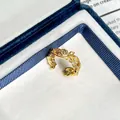 Nahaufnahme eines goldenen Vintage-Rings mit Zirkon-Akzenten in eleganter Schatulle - Einstellbar Offen / Hohler Blattstil (3号)