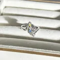 Nahaufnahme eines eleganten silbernen Schmetterlingsrings mit bunten Edelsteinen - Stil 1 Schmetterling / Verstellbar Offen