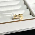 Zweilagiger Goldring mit 3D-Blumenmotiven und Pavé-Steinen in einer Schmuckschatulle - Doppelschichtige Zirkonia Blume Stil (Nr.6)