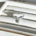 Nahaufnahme eines silbernen Schmetterlingsrings mit Zirkonia und Perlenanhänger - Stil 5 Schmetterling / Verstellbar Offen