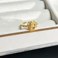Nahaufnahme eines luxuriösen 3D-Blumenrings mit funkelnden Kristallen auf Goldband - Gedrehte Textur 3D Blume Stil (Nr.9)