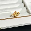 Nahaufnahme eines goldenen Barock-Blumenrings mit Texturen und funkelnden Steinen. - Gebürstete Textur 3D Floral Stil (Nr.10)