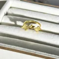 Eleganter goldener Schmetterlingsring mit funkelnden Steinen in einer Samtschmuckschatulle - Schmetterling Stil 7 / Verstellbar Offen