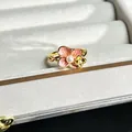 Exquisite Detail eines barocken Gold-Blumenrings mit rosa Blütenblättern und Perle - Rosa Emaille Perle Gewebter Stil (Nr.13)