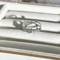 Detaillierte Makroansicht eines verstellbaren Silberrings mit exquisitem Schmetterlingsdesign. - Schmetterling Stil 9 / Verstellbar Offen