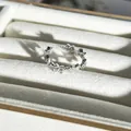 Makroansicht eines silbernen Schmetterlingsrings mit Zirkonia-Akzenten in einer Box - Schmetterlings-Design Nr. 10 / Verstellbar Offen
