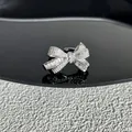 Gros plan d'une bague nœud scintillante avec pierres pavées et baguette - Style 8