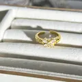 Detailaufnahme eines verstellbaren goldenen Schmetterlingsrings mit funkelnden Kristallen - Gravierter Kristallschmetterlings-Stil (Nr. 12) / Verstellbar Offen / Gold