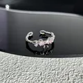 Vue détaillée d'une bague nœud en argent avec des pierres roses et un anneau torsadé. - Style 11