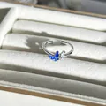 Detailaufnahme eines exquisiten silbernen Schmetterlingsrings mit blauer Emaille und Kristallen. - Blauer Emaille-Zirkonia-Schmetterlingsstil (Nr. 14) / Verstellbar Offen / Silber