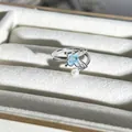 Detailansicht eines eleganten silbernen Schmetterlingsrings mit blauem Glitzer und Perle - Hellblauer Schmetterling mit Kunstperle (Nr. 15) / Verstellbar Offen / Silber
