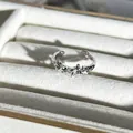 Nahaufnahme eines silbernen Schmetterlingsrings mit filigranen Details - Mehrfacher Schmetterlings-Hohlstil (Nr. 16) / Verstellbar Offen / Silber