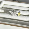 Detailansicht Schmetterling-Ring mit gelbem Edelstein in einer Schmuckschatulle - Strass-Schmetterling mit gelbem Zirkonia (Nr. 17) / Verstellbar Offen / Silber