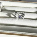 Makrodetail eines silbernen Schmetterlingsrings mit lila Stein und Zirkonia-Akzenten - Lila Marquise-Stein Schmetterlingsstil (Nr. 18) / Verstellbar Offen / Silber