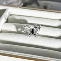 Detaillierte Makroansicht eines silbernen Schmetterlingsrings mit schwarzen Steinen - Schwarzer Edelstein Durchbrochener Schmetterlingsstil (Nr. 19) / Verstellbar Offen / Silber