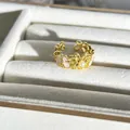 Eleganter goldener Schmetterlings- und Blumenring mit Perlendetail in Schmuckschatulle. - Rosa Blumen-Schmetterling mit künstlicher Perle (Nr. 20) / Verstellbar Offen / Gold