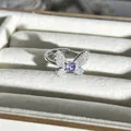 Detailansicht eines eleganten silbernen Schmetterlingsrings mit lila Zirkon-Zentrum - Lila Hauptstein Schmetterling Stil (Nr. 21) / Verstellbar Offen / Silber