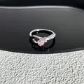 Gros plan détaillé d'une bague élégante en argent avec nœud et pierre rose en poire - Style 19