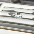 Detailansicht eines silbernen Schmetterlingsrings mit bunten Zirkonia-Steinen - Vierfarbiger Zirkonia Schmetterling Stil (Nr. 23) / Verstellbar Offen / Silber