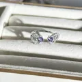 Detailaufnahme eines silbernen Schmetterlingsrings mit lila und weißen Steinen - Voll Besetzter Lila Hauptstein Schmetterling Stil (Nr. 24) / Verstellbar Offen / Silber