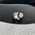Détail d'une bague nœud argentée ornée d'une perle blanche et d'un joyau rose ovale. - Style 22