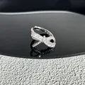 Détail en gros plan d'une bague nœud argentée ornée de zircons cubiques brillants - Style 23