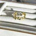 Detailansicht eines goldenen Schmetterlingsrings mit blauer Emaille und Perlen in einer Box - Blauer Emaille Perlen Schmetterling Stil (Nr. 26) / Verstellbar Offen / Gold