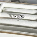 Detailansicht eines silbernen Schmetterlingsrings mit funkelnden Zirkoniasteinen - Rechteckiger Zirkonia Schmetterling Stil (Nr. 27) / Verstellbar Offen / Silber