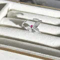Detaillierte Makroaufnahme eines silbernen Schmetterlingsrings mit rosa Schmuckstein - Rosa Hauptstein Texturierter Schmetterling Stil (Nr. 28) / Verstellbar Offen / Silber
