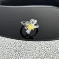 Vue détaillée bague nœud en argent avec pierre cœur jaune et pavé de cristaux - Style 26