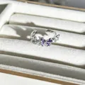 Detailaufnahme eines eleganten silbernen Schmetterlingsrings mit lila Zirkonia - Drei-Schmetterling-Kombination Stil (Nr. 29) / Verstellbar Offen / Silber