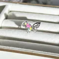 Detailansicht eines silbernen Schmetterlingsrings mit buntem Emaille und rosa Edelsteinen - Asymmetrischer Bemalter Schmetterling Stil (Nr. 30) / Verstellbar Offen / Silber