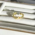 Detaillierte Nahaufnahme eines eleganten goldenen Schmetterlingsrings mit Zirkonia-Akzenten - Rosa Schmetterling Stil (31) / Verstellbar Offen