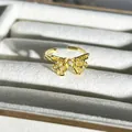Detailaufnahme eines zarten goldenen Schmetterlingsrings mit feinem filigranem Design - Hohler Schmetterling Stil (32) / Verstellbar Offen