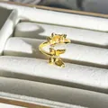 Detailansicht eines eleganten goldenen Schmetterlingsrings in einer Schmuckschatulle. - Doppeltes Schmetterling Stil (33) / Verstellbar Offen