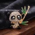 Exquisite Panda-Brosche mit funkelnden Strasssteinen und grünem Bambus in Gold-Finish - KC Gold Panda