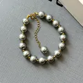 Elegantes minimalistisches graues Glasperlenarmband mit 24 Karat Goldbeschichtung für Damen - Gold