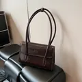Κομψή μινιμαλιστική σκούρα καφέ γυαλιστερή δερμάτινη τσάντα ώμου για μοντέρνες γυναίκες - Καφέ