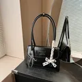 Μινιμαλιστική μαύρη γυναικεία τσάντα ώμου με κομψές λεπτομέρειες από δαντέλα - Μαύρο Με Μενταγιόν Κουνέλι