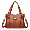 Elegante bolso de mano grande de cuero texturizado marrón con herrajes dorados y correa - Amarillo