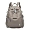 Sac à dos élégant en similicuir taupe pour femme avec ferrures argentées et poches multiples - Gris Terre