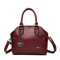 Elegante borsa a conchiglia in pelle rosso vino da donna con logo canguro e tracolla - Borgogna