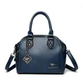 Elegante borsa a mano in pelle blu testurizzata con logo a canguro e tracolla rimovibile - Blu