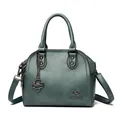 Elegante borsa a mano a conchiglia blu teal con ciondolo a canguro e tracolla regolabile - Verde
