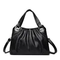 Bolso de mano clásico de cuero suave negro con diseño plisado y correa ajustable - Negro